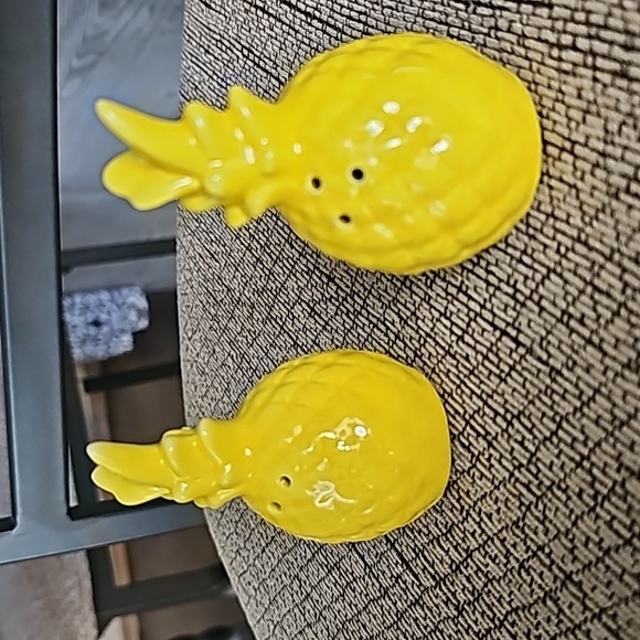 Pineapple salt and pepper shakers - Picture 2 of 3